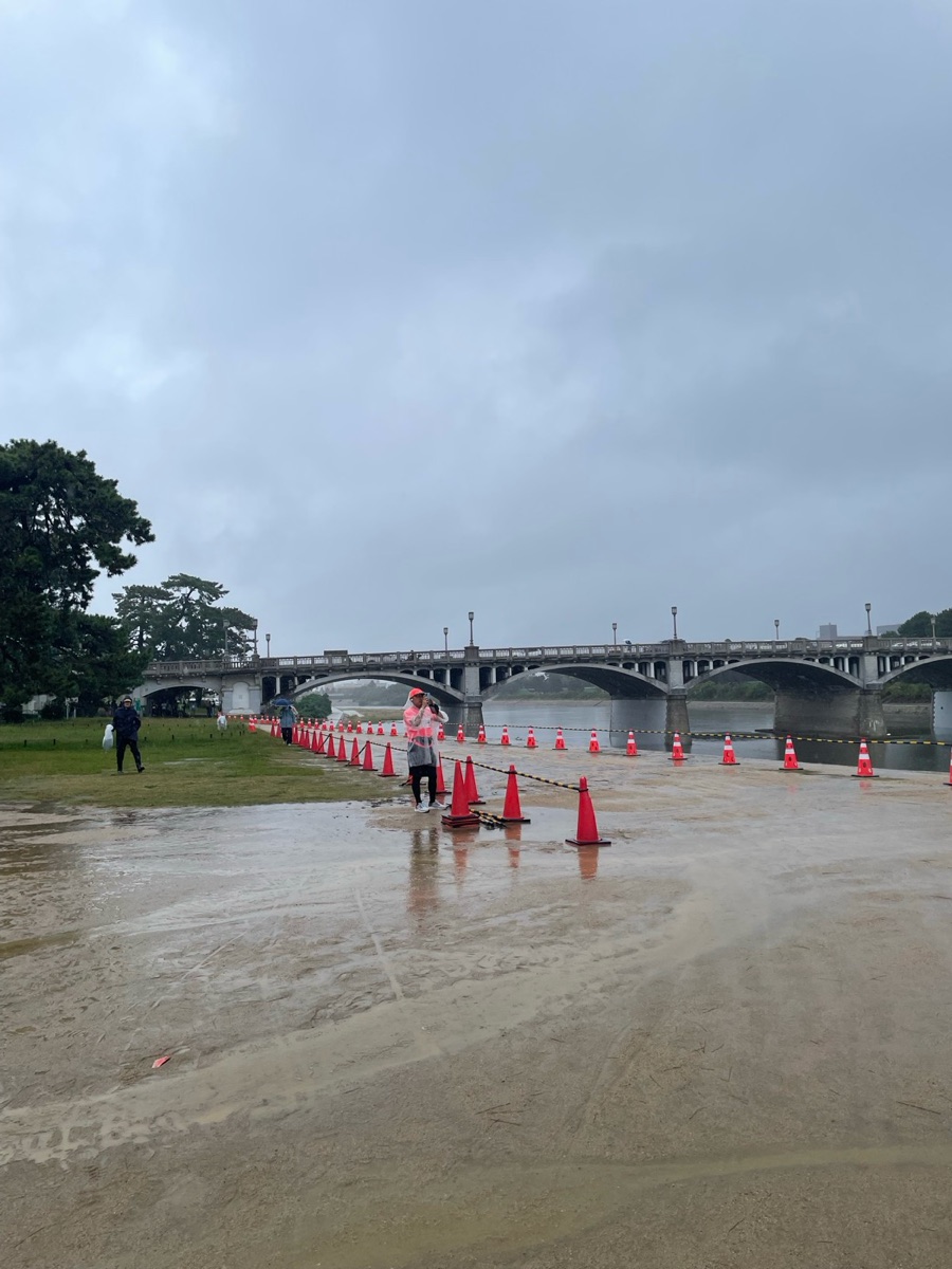 雨で水たまりができた武庫川河川敷のコース